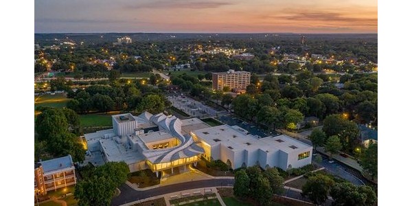 阿肯色州美術(shù)博物館，屋頂形式新花樣！