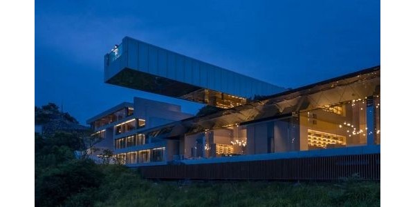 50米寬的巨大水鏡，郎酒莊園敬天臺(tái)