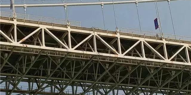 重慶大巴墜江怪防護欄桿？設(shè)計、施工企業(yè)表示“這個鍋不背”！