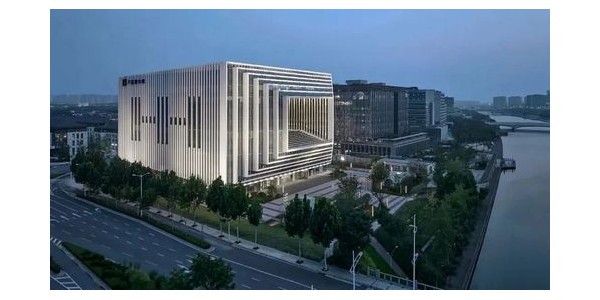 河南盧森堡中心“時空之窗”——龍湖國際中心建成，設(shè)計布局呈“回字型”